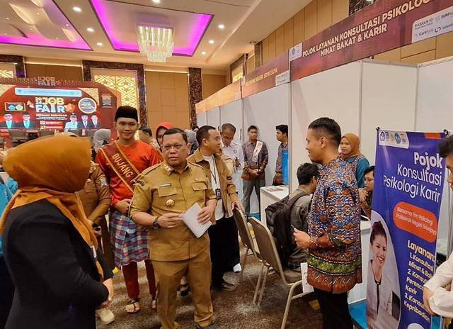 Pj Wali Kota Palembang Ucok Abdulrauf Damenta saat mendatangi Job Fair, Foto : Ist