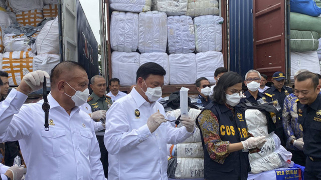 Kemenko Polkam Budi Gunawan bersama Menkeu Sri Mulyani mengamati barang bukti hasil penyelundupan di Kantor Pusat Bea Cukai, Jakarta pada Kamis (14/11/2024). Foto: Abid Raihan/kumparan