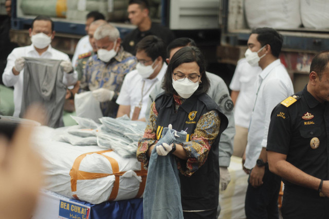 Menteri Keungan Sri Mulyani menunjukan barang bukti hasil penyelundupan berupa pakaian impor ilegal di Kantor Pusat Bea Cukai, Jakarta pada Kamis (14/11/2024). Foto: Dok. Bea Cukai