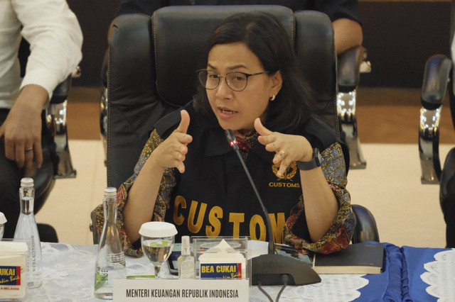 Menteri Keungan Sri Mulyani menyampaikan keterangan pers dalam konferensi pers hasil penindakan desk pencegahan dan pemberantasan penyelundupan di Kantor Pusat Bea Cukai, Jakarta pada Kamis (14/11/2024). Foto: Dok. Bea Cukai