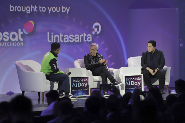 CEO NVIDIA Jensen Huang bersama Menteri BUMN Erick Thohir, dan Dirut GoTo Patrick Walujo menyampaikan pemaparan dalam acara diskusi pada Indonesia AI Day di Jakarta, Kamis (14/11/2024). Foto: Jamal Ramadhan/kumparan