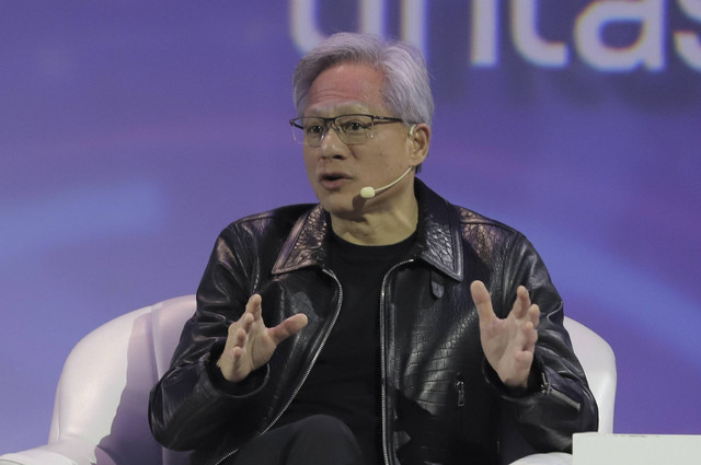 CEO NVIDIA Jensen Huang menyampaikan pemaparan dalam acara diskusi pada Indonesia AI Day di Jakarta, Kamis (14/11/2024). Foto: Jamal Ramadhan/kumparan