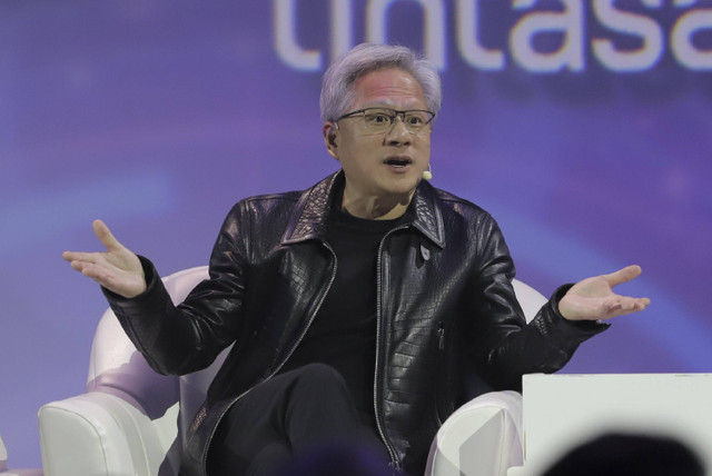 CEO NVIDIA Jensen Huang menyampaikan pemaparan dalam acara diskusi pada Indonesia AI Day di Jakarta, Kamis (14/11/2024). Foto: Jamal Ramadhan/kumparan