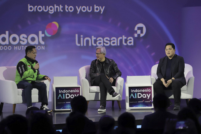 CEO NVIDIA Jensen Huang bersama Menteri BUMN Erick Thohir, dan Dirut GoTo Patrick Walujo menyampaikan pemaparan dalam acara diskusi pada Indonesia AI Day di Jakarta, Kamis (14/11/2024). Foto: Jamal Ramadhan/kumparan