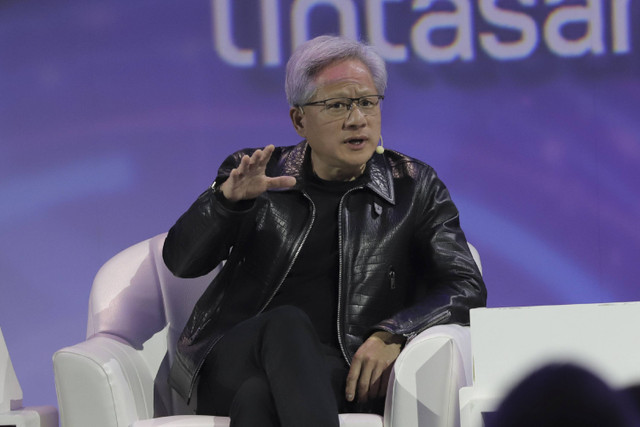 CEO NVIDIA Jensen Huang menyampaikan pemaparan dalam acara diskusi pada Indonesia AI Day di Jakarta, Kamis (14/11/2024). Foto: Jamal Ramadhan/kumparan