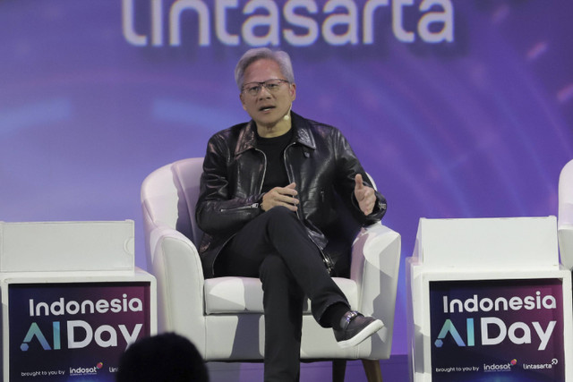 CEO NVIDIA Jensen Huang menyampaikan pemaparan dalam acara diskusi pada Indonesia AI Day di Jakarta, Kamis (14/11/2024). Foto: Jamal Ramadhan/kumparan