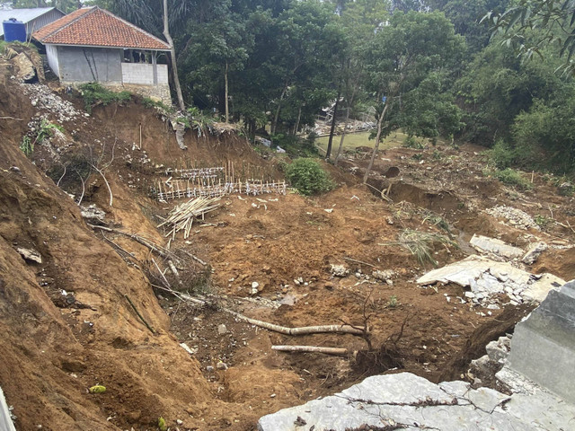 Kondisi Pondok Pesantren (Ponpes) Darussyifa Al-Fithroh Yaspida usai terjadi longsor saat malam hari di Kecamatan Kadudampit, Kabupaten Sukabumi, Kamis (14/11/2024). Foto: Dok. Sukabumi Update