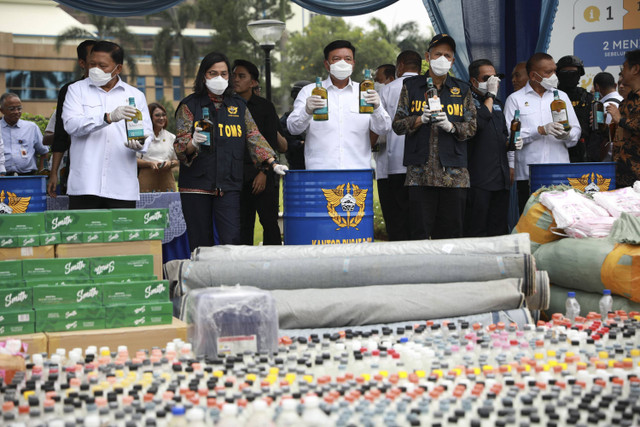 Kemenko Polkam Budi Gunawan bersama Menkeu Sri Mulyani, dan Direktur Jendral Bea dan Cukai, Askolani menunjukkan barang sitaan yang akan dimusnahkan di kantor pusat Bea dan Cukai, Jakarta, Kamis (14/11/2024). Foto: Aditia Noviansyah/kumparan