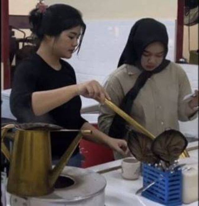 Barista di Kopi Saring Melasi sedang menyiapkan kopi untuk pelanggan. Foto: Dok. Bank Kalbar