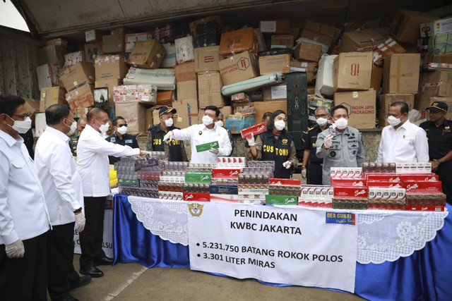 Kemenko Polkam Budi Gunawan bersama Menkeu Sri Mulyani, dan Direktur Jendral Bea dan Cukai, Askolani menunjukkan barang sitaan yang akan dimusnahkan di kantor pusat Bea dan Cukai, Jakarta, Kamis (14/11/2024). Foto: Aditia Noviansyah/kumparan