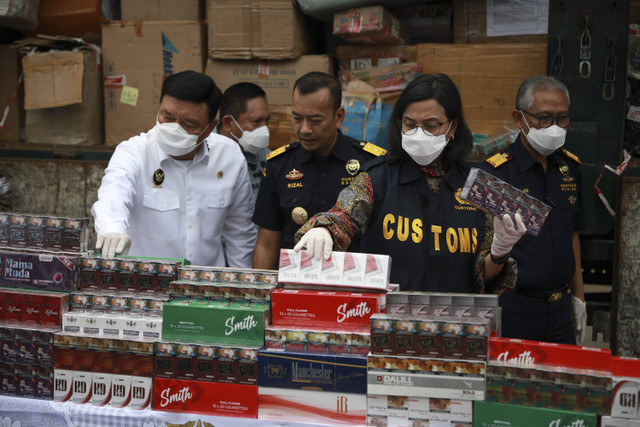 Menko Polkam Budi Gunawan bersama Menkeu Sri Mulyani menunjukkan barang sitaan yang akan dimusnahkan di kantor pusat Bea dan Cukai, Jakarta, Kamis (14/11/2024). Foto: Aditia Noviansyah/kumparan