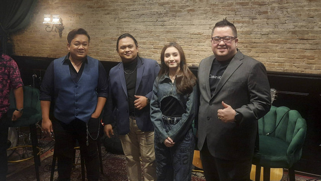 Penyanyi Malaysia dari XENO Entertainment, Alyssa Dezek, Reynald Guntabid, dan Amir Jahari. Foto: Alexander Vito Edward Kukuh/kumparan