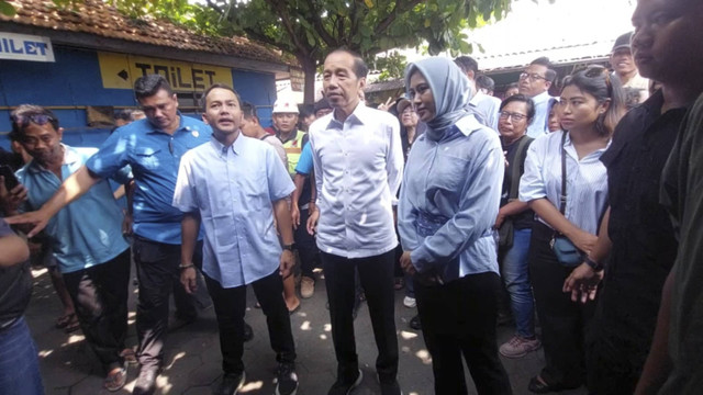 Jokowi dan Kaesang blusukan bersama paslon 02 ke Pasar Klitikan Solo, Jawa Tengah, Kamis (14/11/2024). Foto: kumparan