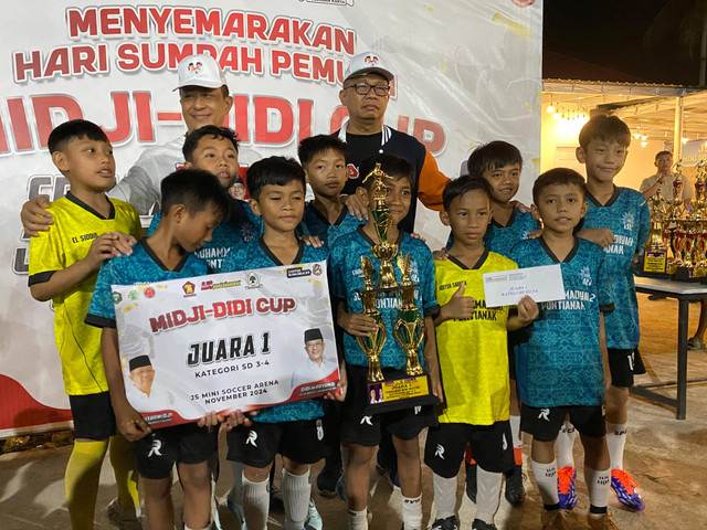 Didi Haryono berfoto bersama pemenang Midji-Didi Cup. Foto: Yulia Ramadhiyanti/Hi!Pontianak