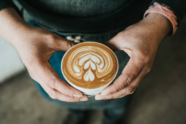 Nowhere Coffee Malang. Foto Hanya Ilustrasi, Bukan Sebenarnya. Sumber Unsplash Nathan Dumlao