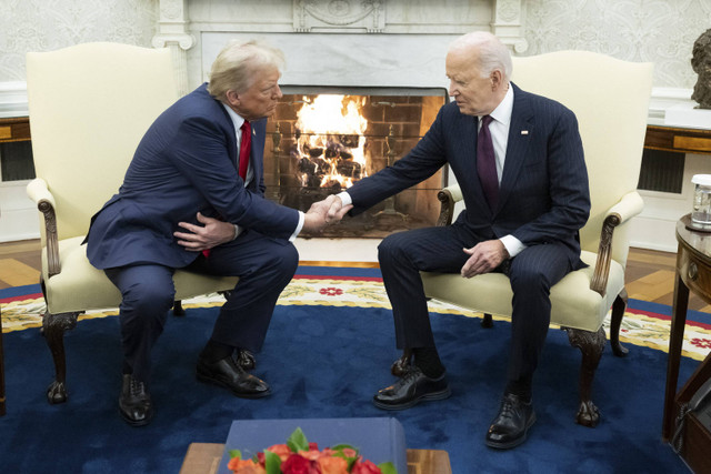 Presiden AS 2021-2025 Joe Biden berjabat tangan dengan Presiden terpilih AS periode 2025-2029 Donald Trump saat melakukan pertemuan di Gedung Putih, Washington DC, Amerika Serikat, Rabu (13/11/2024). Foto: SAUL LOEB/AFP