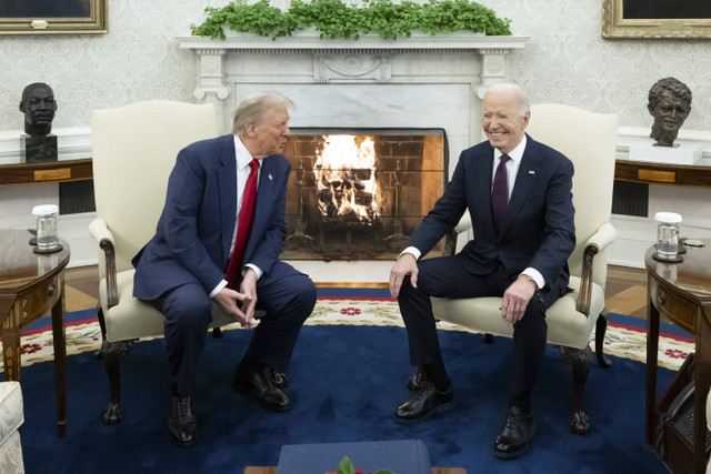 Presiden AS 2021-2025 Joe Biden berbincang dengan Presiden terpilih AS periode 2025-2029 saat melakukan pertemuan di Gedung Putih, Washington DC, Amerika Serikat, Rabu (13/11/2024). Foto:  SAUL LOEB/AFP