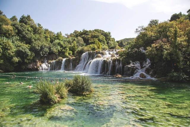 Air Terjun Dlundung. Foto hanya ilustrasi, bukan tempat yang sebenarnya. Sumber: Unsplash/Milada Vigerova