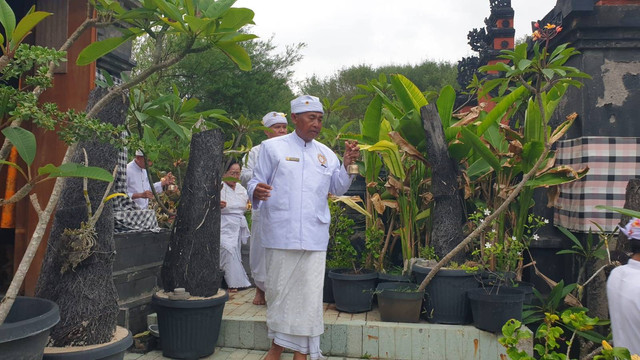 Bagian dari upacara suci Santi Puja di Pura Segara Wukir Pantai Ngobaran Gunung Kidul (Foto: Purwanto)