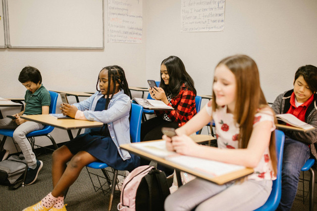 Foto Gen Alpha Dengan Handphonenya. Source:https://www.pexels.com/photo/students-sitting-inside-the-classroom-while-using-their-smartphone-6936137/