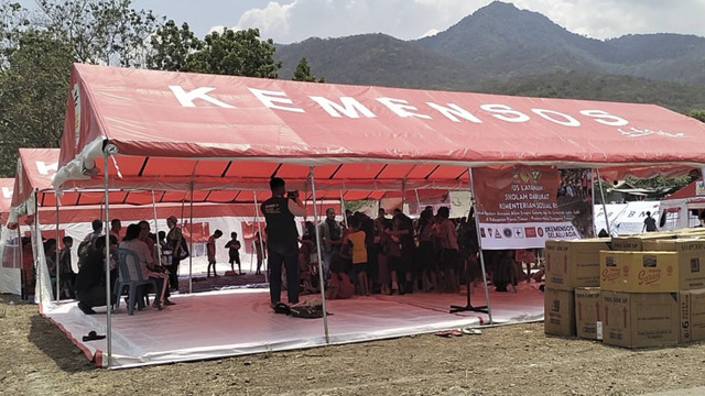 Kemensos mendirikan pos layanan kesehatan dan sekolah darurat, hingga menyerahkan sejumlah bantuan di pengungsian erupsi Gunung Lewotobi Laki-Laki di NTT. Foto: Dok. Kemensos