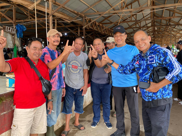 Didi Haryono saat berfoto bersama pedagang di Pasar Ratu Melati Ketapang. Foto: Yulia Ramadhiyanti/Hi!Pontianak