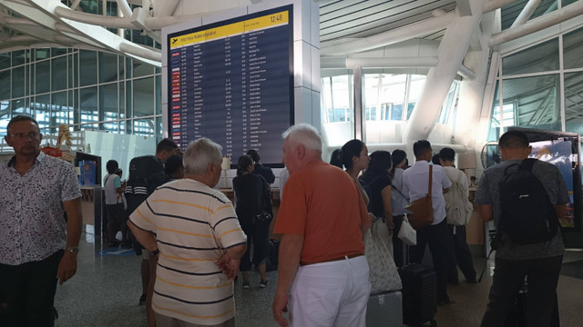 Suasana penumpang di Terminal Keberangkatan Internasional I Gusti Ngurah Rai, Bali, Kamis (12/11/2024). Foto: Denita BR Matondang/kumparan