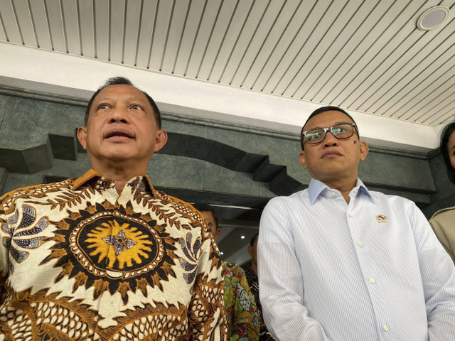 Menteri Dalam Negeri Tito Karnavian bersama Menteri Perlindungan Pekerja Migran Indonesia Abdul Kadir Karding di kantor Kemendagri, Jakarta pada Kamis (14/11/2024). Foto: Abid Raihan/kumparan