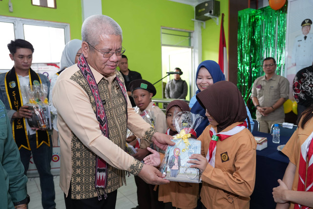 Pj Gubernur Kalbar, Harisson saat memberikan alat tulis untuk siswa SLBN 25 Sintang. Foto: Dok. Adpim Pemprov Kalbar