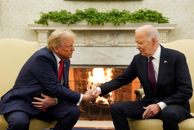 Presiden AS Joe Biden berjabat tangan dengan Presiden terpilih Donald Trump saat melakukan pertemuan di Ruang Oval Gedung Putih di Washington, Amerika Serikat, Rabu (13/11/2024). Foto: Kevin Lamarque/REUTERS 