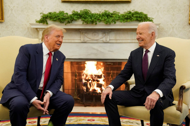 Presiden AS Joe Biden bertemu dengan Presiden terpilih Donald Trump di Ruang Oval Gedung Putih di Washington, Amerika Serikat, Rabu (13/11/2024). Foto: Kevin Lamarque/REUTERS 