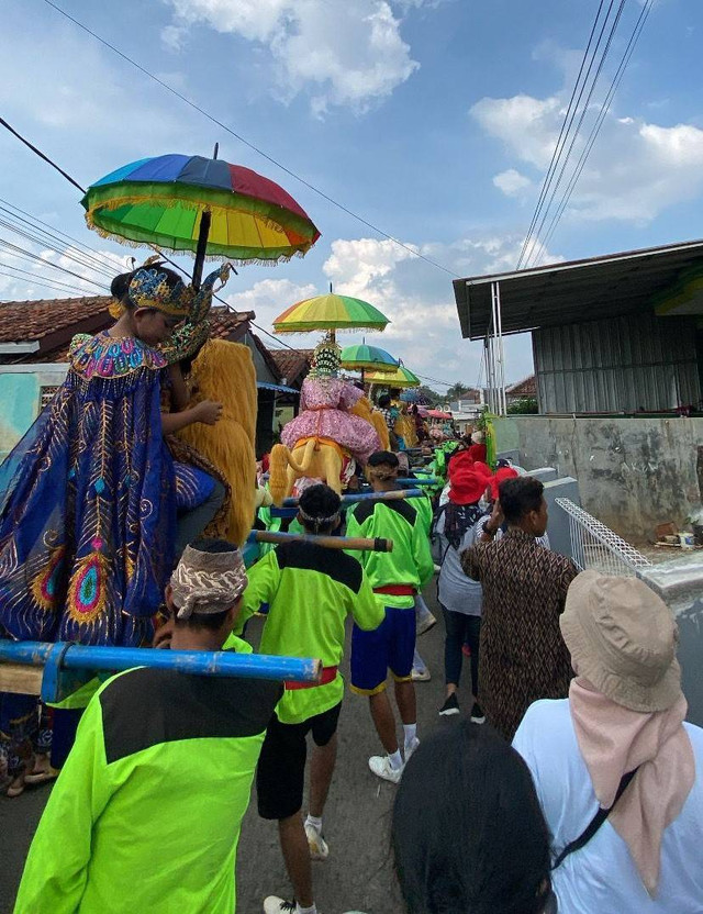 Suasana ketika arak-arakan mengelilingi desa. Kamis (27/07/2024) Sumber: Dokumen Pribadi. 