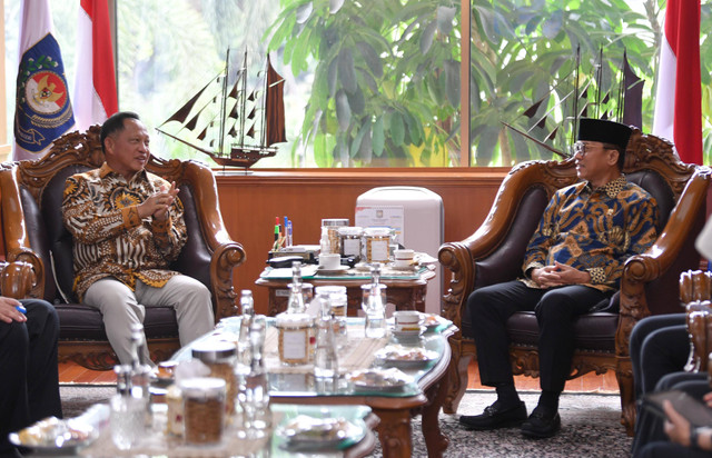 Menteri Desa, Pembangunan Daerah Tertinggal Yandri Susanto (kanan) bertemu Menteri Dalam Negeri Tito Karnavian (kiri) di Kantor Kemendagri, Jakarta, Kamis (14/11/2024). Foto: Dok. Kemendes