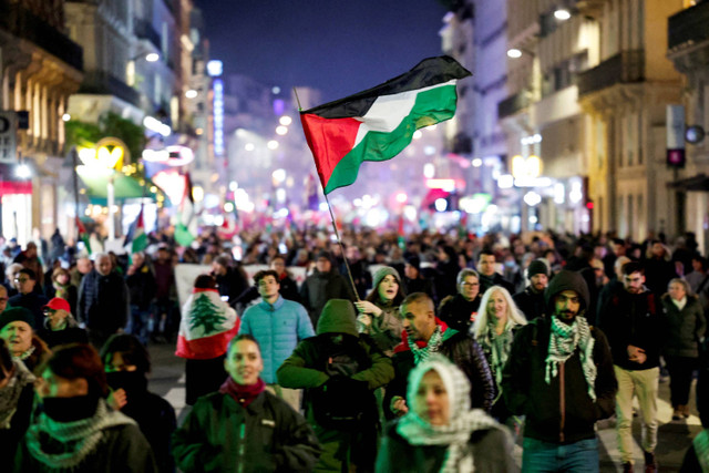 Warga menghadiri demonstrasi untuk mendukung warga Palestina, menjelang pertandingan sepak bola UEFA Nations League antara Prancis melawan Israel di Paris, Prancis, Rabu (13/11/2024). Foto: Gonzalo Fuentes/REUTERS 