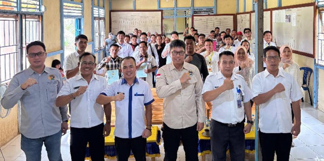 Foto bersama dalam penyerahan sertifikat program PTSL kepada masyarakat dDesa Nanga Biaban dan Cupang Gading, Kecamatan Sekadau Hulu. Foto: Dok. Kantah Sekadau