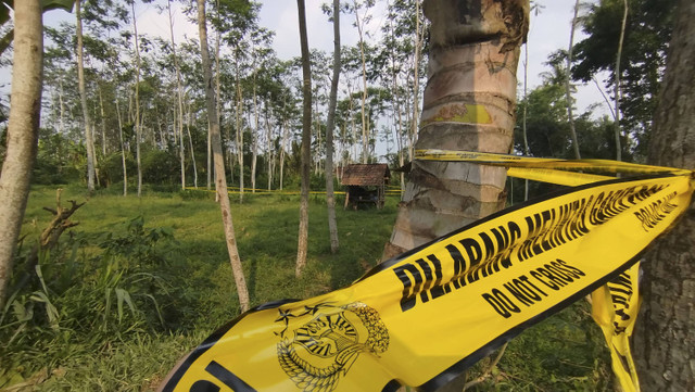 Tempat kejadian perkara pemerkosaan dan pembunuhan terhadap siswa MI Banyuwangi yang berjarak 100 dari rumah korban diberi garis polisi, Kamis (14/11/2024). Foto: kumparan