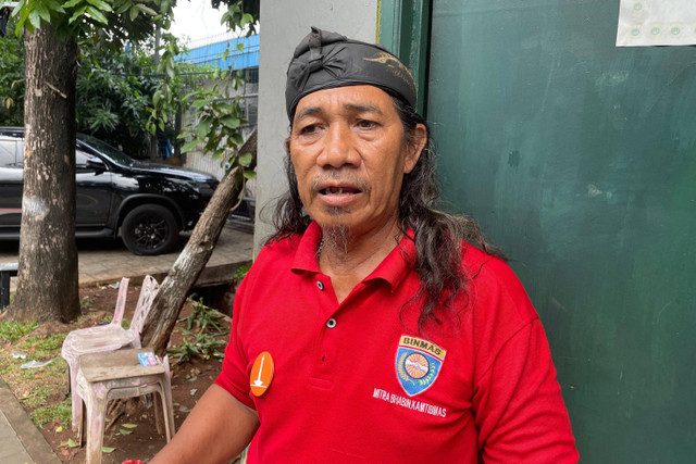 Petugas keamanan RW 04 Kelurahan Rawasari, Cempaka Putih, Jakarta Pusat, Effendi (61 tahun), saat dijumpai di pos RW 04 Rawasari di depan gorong-gorong kaburnya tahanan Rutan Salemba Jakarta Pusat, Kamis (14/11/2024). Foto: Fadhil Pramudya/kumparan