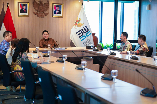 Menteri BUMN Erick Thohir melakukan pertemuan dengan pihak Amazon Web Services (AWS) di Gedung Kementerian BUMN, Jakarta, Rabu (14/11). Foto: Kementerian PUPR