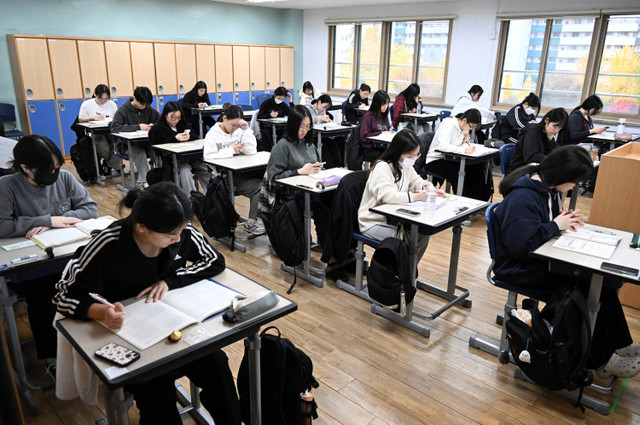 Sejumlah siswa mengikuti Ujian Kemampuan Skolastik Perguruan Tinggi tahunan (Suneung) di salah satu sekolah di Seoul, Korea Selatan, Kamis (14/11/2024). Foto: SONG Kyung-Seok / POOL / AFP