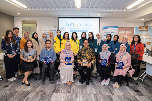 Darya-Varia berikan beasiswa penelitian di bidang STEM kepada empat mahasiswi lewat program D-STAR 2024. Foto: Darya-Varia