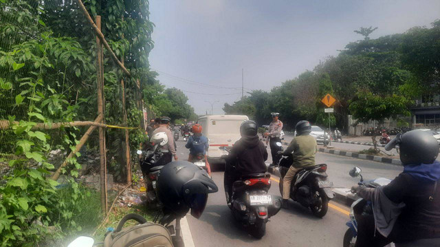 Polisi melakukan identifikasi lokasi penemuan mayat di Jalan Ring Road Utara, Pogung Lor, Sinduadi, Mlati, Sleman, Daerah Istimewa Yogyakarta (DIY), Kamis (14/11/2024).Foto: Hadid Husaini