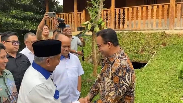 Anies Baswedan menerima kunjungan Cagub dan Cawagub Jawa Barat nomor urut 03 Ahmad Syaikhu dan Ilham Habibie di kediamannya, Lebak Bulus, Jakarta, Kamis (14/11/2024). Foto: Jonathan Devin/kumparan