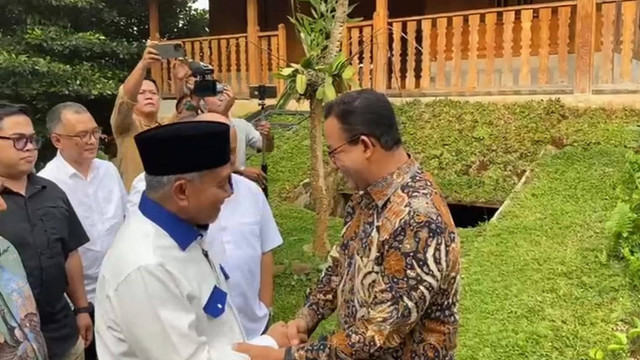 Anies Baswedan menerima kunjungan Cagub dan Cawagub Jawa Barat nomor urut 03 Ahmad Syaikhu dan Ilham Habibie di kediamannya, Lebak Bulus, Jakarta, Kamis (14/11/2024). Foto: Jonathan Devin/kumparan