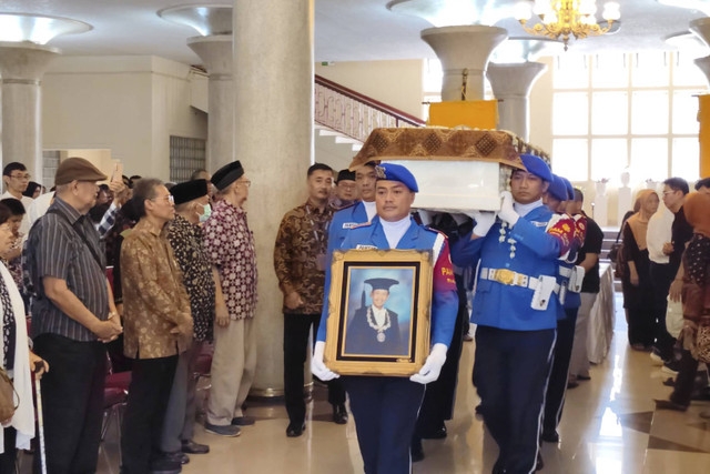 Jenazah Rektor UGM periode 1998-2002 Prof Ichlasul Amal disemayamkan di Balairung UGM untuk diberikan penghormatan terakhir, Kamis (14/11/2024). Foto: Arfiansyah Panji Purnandaru/kumparan