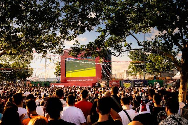 Tempat nobar Timnas Indonesia vs Jepang di Jakarta, foto hanya ilustrasi, bukan tempat sebenarnya: Pexels/Şemsi Belli