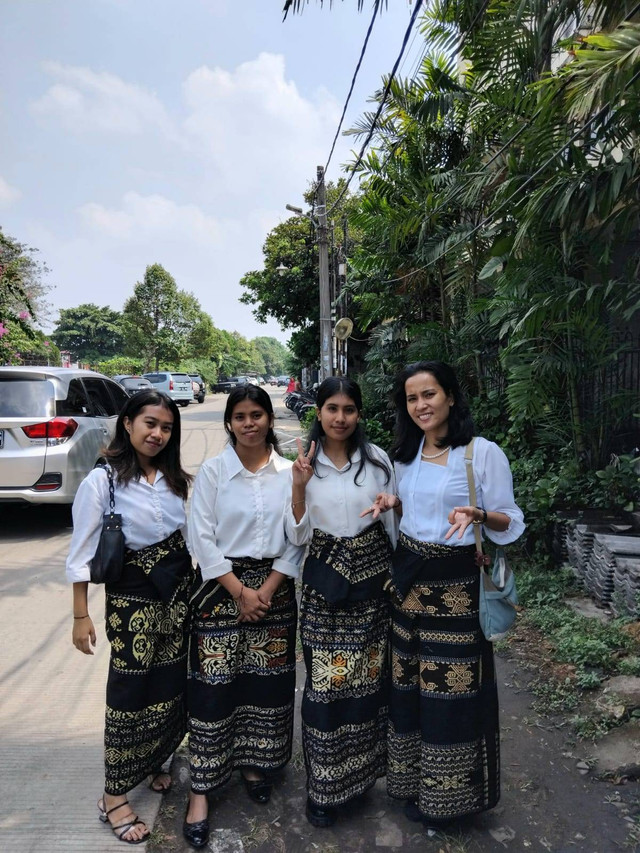 perpaduan gaya modern dan kain adat dari Sabu Raijua, Nusa Tenggara Timur (sumber: gambar pribadi)