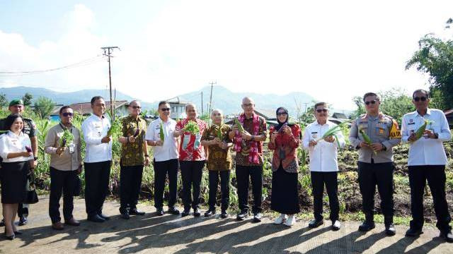 Kepala Kemenkumham Sulut, Ronald Lumbuun, bersama dengan jajaran Lapas Perempuan Kelas IIB Manado, dan juga pihak pemerintah dan kepolisian, saat memanen hasil bumi yang ditanam oleh warga binaan.