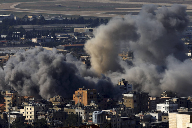 Asap mengepul di pinggiran selatan Beirut setelah serangan Israel, di tengah permusuhan yang sedang berlangsung antara Hizbullah dan pasukan Israel, seperti yang terlihat dari Baabda, Lebanon, Kamis (14/11/2024). Foto: Thaier Al-Sudani/REUTERS 