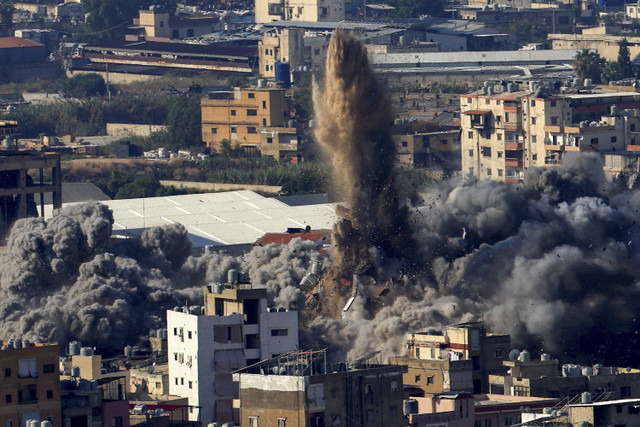 Asap mengepul di pinggiran selatan Beirut setelah serangan Israel, di tengah permusuhan yang sedang berlangsung antara Hizbullah dan pasukan Israel, seperti yang terlihat dari Baabda, Lebanon, Kamis (14/11/2024). Foto: Thaier Al-Sudani/REUTERS 