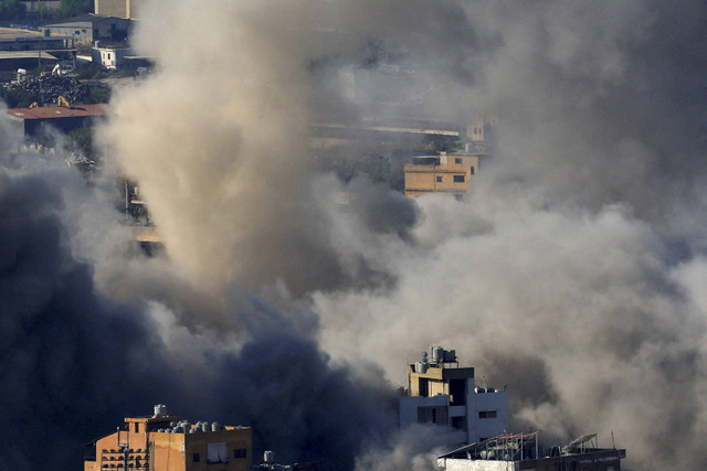 Asap mengepul di pinggiran selatan Beirut setelah serangan Israel, di tengah permusuhan yang sedang berlangsung antara Hizbullah dan pasukan Israel, seperti yang terlihat dari Baabda, Lebanon, Kamis (14/11/2024). Foto: Thaier Al-Sudani/REUTERS 